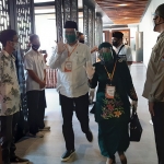 NOMOR TIGA: Kelana Aprilianto-Dwi Astutik usai mengikuti pengundian nomor urut di Favehotel Sidoarjo, Senin (28/9/2020). (foto: MUSTAIN/ BANGSAONLINE)