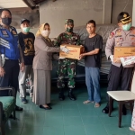 Penyerahan bantuan sembako kepada Indriana Betayanti, warga Kecamatan Kota Sidoarjo. Sebelumnya, ia melaporkan kondisi ekonominya ke posko Covid-19 Polresta Sidoarjo.