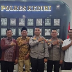 Kapolres Kediri bersama jajaran, dan panitia Ruwatan Negara dari Situs Ndalem Pojok. Foto: Ist 