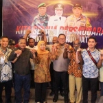 Gubernur Jatim Khofifah, Kapolda Jatim Irjen Pol Luki Hermawan, bersama Keluarga Besar Papua di Jawa Timur usai gelar cangkrukan.