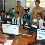 Siswa PPDB sedang melakukan pendaftaran PPDB online dipandu para guru agar tidak sampai mengulang maupun salah. foto: BAMBANG/ BANGSAONLINE