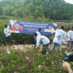 Kegiatan penyerahan ribuan bibit mangrove dari PT INKA Madiun.