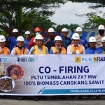 Personel PT PJB usai uji coba penggunaan 100 persen biomassa cangkang kelapa sawit untuk bahan baku pengganti batu bara di PLTU Tembilahan, Riau.