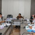 Komisi I DPRD Gresik saat hearing dengan BKD. (foto: SYUHUD/ BANGSAONLINE)