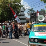 Tampak pengunjuk rasa dan puluhan dump truk saat di depan Kantor Pemkab Situbondo. foto: MURSIDI/ BANGSAONLINE