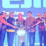 Gubernur Jatim, Khofifah Indar Parawansa (tengah), di acara East Java Innovative Education Summit (EJIES) yang digelar di Ballroom Mercure Surabaya Grand Mirama Hotel. (Ist)