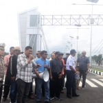 Wali Kota Kediri Abdullah Abu Bakar secara resmi membuka jembatan Brawijaya untuk dilakukan uji coba.