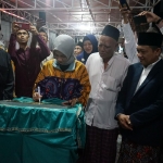 Wali Kota Kediri Vinanda Prameswati saat menandatangani prasasti. (Ist).