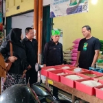Peninjauan yang dilakukan Kepala Disperindag Lamongan, Anang Taufik, di Pasar Sidoharjo. 