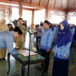 Pj Bupati Pamekasan saat melantik dan mengambil sumpah 115 ASN Kabupaten Pamekasan.