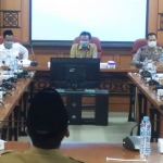 Bupati Sambari bersama Ketua DPRD Fandi Akmad Yani, Wabup Qosim, dan para tokoh saat rapat membahas COVID-19 Gresik, Selasa (31/3). foto: SYUHUD/ BANGSAONLINE