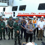 TNI-Polri saat peninjauan di Pelabuhan Tanjung Perak. Foto: Ist.