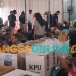 Kegiatan setting, checking dan packing logistik Pilkada serentak 2024 di KPU Kabupaten Madiun. Foto: Hendro Suhartono/BANGSAONLINE