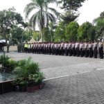 Kapolres Pacitan AKBP Setyo Kus Heriyatno saat memimpin gelar apel. (foto: ist)