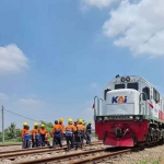 Salah satu kereta api yang sedang dalam proses perbaikan. Foto: KAI
