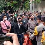 Kapolrestabes Surabaya Kombes Pol Jhonny Edison Isir turun ke lokasi untuk berdialog dengan kader HMI yang mendatangi lokasi kongres di Gedung Islamic Center.