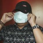 Hasto Kristyanto saat jumpa pers memperagakan masker mengklaim menirukan gaya Abraham Samad. Foto: merdeka 