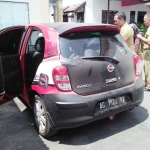 Mobil pelaku yang digunakan untuk menjarah helm di kantor Pemkab lama Blitar.
