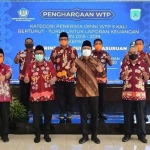 Bupati H. M. Irsyad Yusuf didampingi Sekda Anang Saiful Wijaya, Asisten Seoharto, Kepala Dinas Kominfo Ahmad Saifudin, dan Kepala OPD lainya saat menerima Anugrah WTP secara virtual.