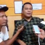 Ketua Bawaslu Sumenep Anwar Noris saat diwawancarai awak media.