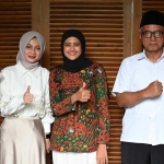 Calon Wali Kota dan Wakil Wali Kota Kediri Terpilih, Vinanda Prameswati dan KH Qowimmudin Thoha saat bersilahturahmi ke rumah Ferry Silviana Feronica (tengah). Foto: Ist.