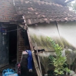Salah satu rumah tak layak huni yang bakal mendapat bantuan dana pemugaran rumah dari Pemkab Gresik. foto: SYUHUD/ BANGSAONLINE
