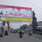 Reklame raksasa bergambar pasangan Jokowi-Ma