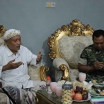 Pangdam V/Brawijaya, Mayjen TNI Farid Makruf, saat bersama Pengasuh LPI Al-Hamidy Pondok Pesantren Banyuanyar, Raden KH. Muhammad Rofi