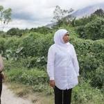 Menteri Sosial Khofifah Indar Parawansa (kanan) didampingi Kapolres Karo AKBP Pangasian Sitio (kiri) meninjau lokasi Gunung Sinabung, Karo, Sumatera Utara, Senin (23/5).