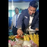 Sekretaris Partai Demokrat Jatim, Renville Antonio melakukan pemotongan tumpeng di kantor DPD Part?ai Demokrat Jatim. 