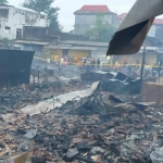 Kondisi Pasar Kesamben Kabupaten Blitar usai dilalap api, Minggu (27/11/2022) malam.