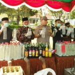 Kapolres Tuban AKBP Nanang Haryono bersama Bupati Tuban Fathul Huda dan jajaran Forkopimda menunjukkan ratusan botol miras yang hendak dimusnahkan.