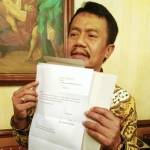 Nyono Suharli Handoko, Ketua DPD Partai Golkar Jatim, saat menunjukan surat pengunduran diri Rendra Kresna dari Ketua DPD II Partai Golkar Malang.