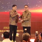 Kabiro Humas dan Protokol Kementerian ATR/BPN, Shamy Ardian, saat menerima penghargaan.