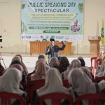 Mereka datang untuk mengikuti Public Speaking Day yang diselenggarakan oleh Himpunan Mahasiswa Fakultas Dakwah dan Komunikasi Islam Universitas Pangeran Diponegoro.