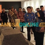 Wakil Bupati Kediri didampingi Plt Kepala Disparbud Kabupaten Kediri saat melihat dari dekat benda purbakala yang dipamerkan. Foto: MUJI HARJITA/BANGSAONLINE