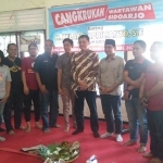 Pengurus PWI & Forwas foto bersama Kelana Aprilianto di balai wartawan Sidoarjo.