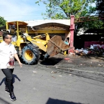 Pj Wali Kota Mojokerto saat memantau langsung proses pembersihan dan pengangkutan sampah ke TPA.