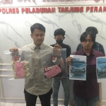 Kasatreskrim Polres Pelabuhan Tanjung Perak bersama Korban dan Dua pelaku pengeroyokan saat diamankan di mapolres setempat, Kamis (2/11/2023).