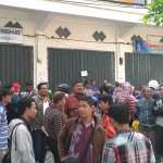 Ratusan massa yang menggeruduk RS Arrohmah Bojonegoro.