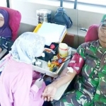 Anggota TNI saat ditransfusi darahnya oleh petugas medis PMI Banyuwangi.