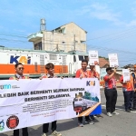 Komunitas Pecinta Kereta Api (Railfans) Blitar saat menggelar sosialisasi keselamatan di JPL 196 Blitar.