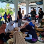 Pengurus IKA PMII Situbondo saat memberi bantuan di dapur umum Desa Kendit.