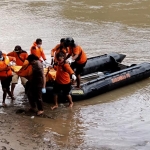Petugas mengevakuasi jenazah yang ditemukan di Sungai Bengawan Madiun.