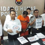 Petugas menunjukkan barang bukti yang berhasil diamankan.