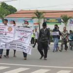 Warga Rahayu saat aksi jalan kaki menuntut kompensasi dari JOB-PPEJ di depan kantor Pemkab.