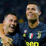 Ronaldo saat merayakan gol kedua Juventus bersama Bernardeschi. 