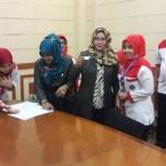 Wakil Ketua DPRD Gresik, Nur Saidah ketika hendak menyerahkan sample urinenya ke petugas BNNK. foto: syuhud/ BANGSAONLINE