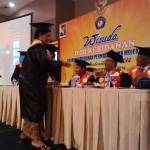 WISUDA.Staff Khusus Kemenristek Dikti Wahid Maktub (dua dari kanan) katika mewisuda mahasiswi Akbid Permata Delimo Mojokerto.