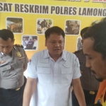 Tersangka Slamet Priyanto (kanan) saat diinterogasi.